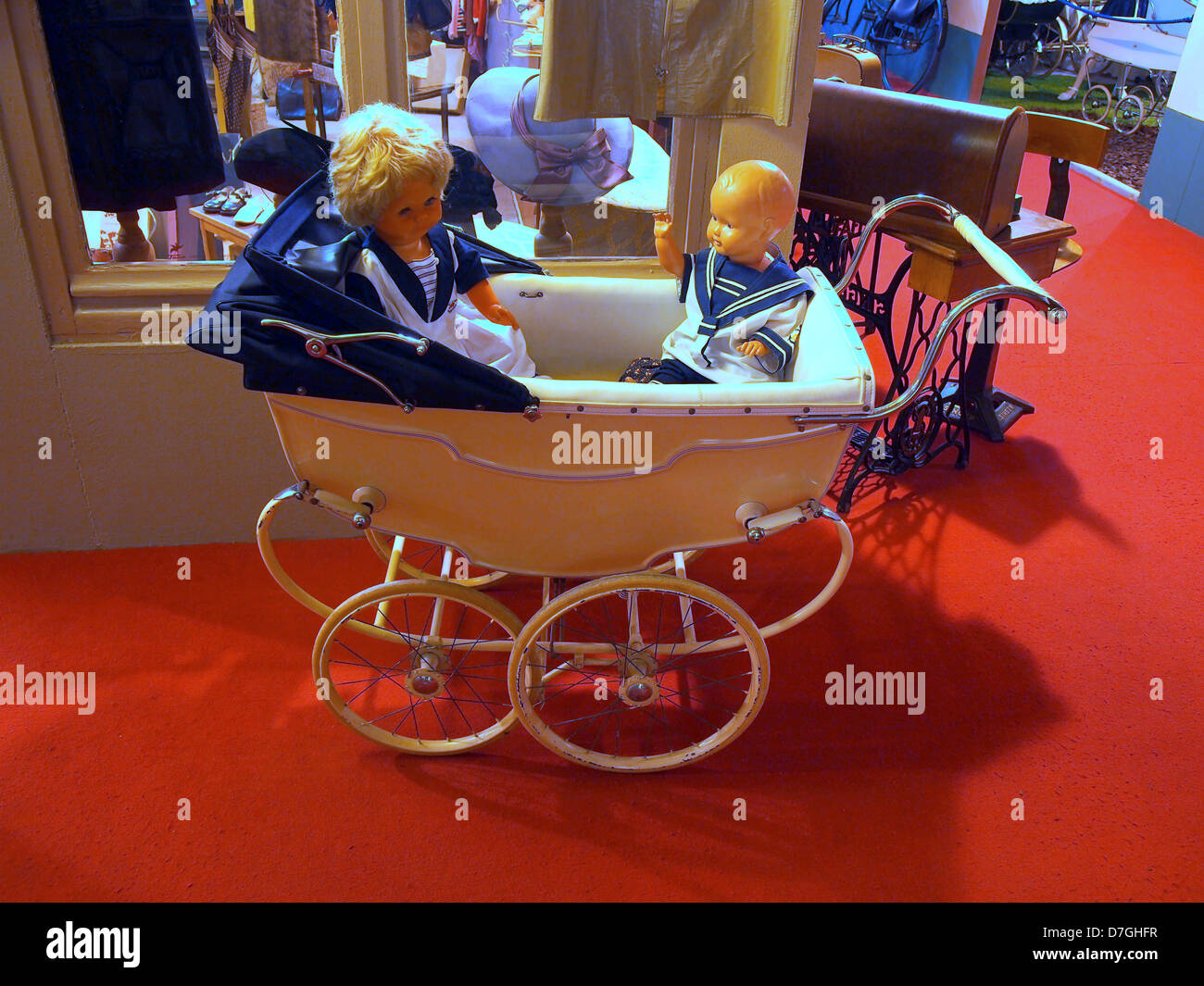 Ein Vintage-Foto mit einem Kinderwagen oder Kinderwagen des Silver Cross. Das Bild zeigt die detailreiche Handwerkskunst und das Design, die typisch für Silberkreuz-Babywagen aus einer vergangenen Zeit sind. Stockfoto