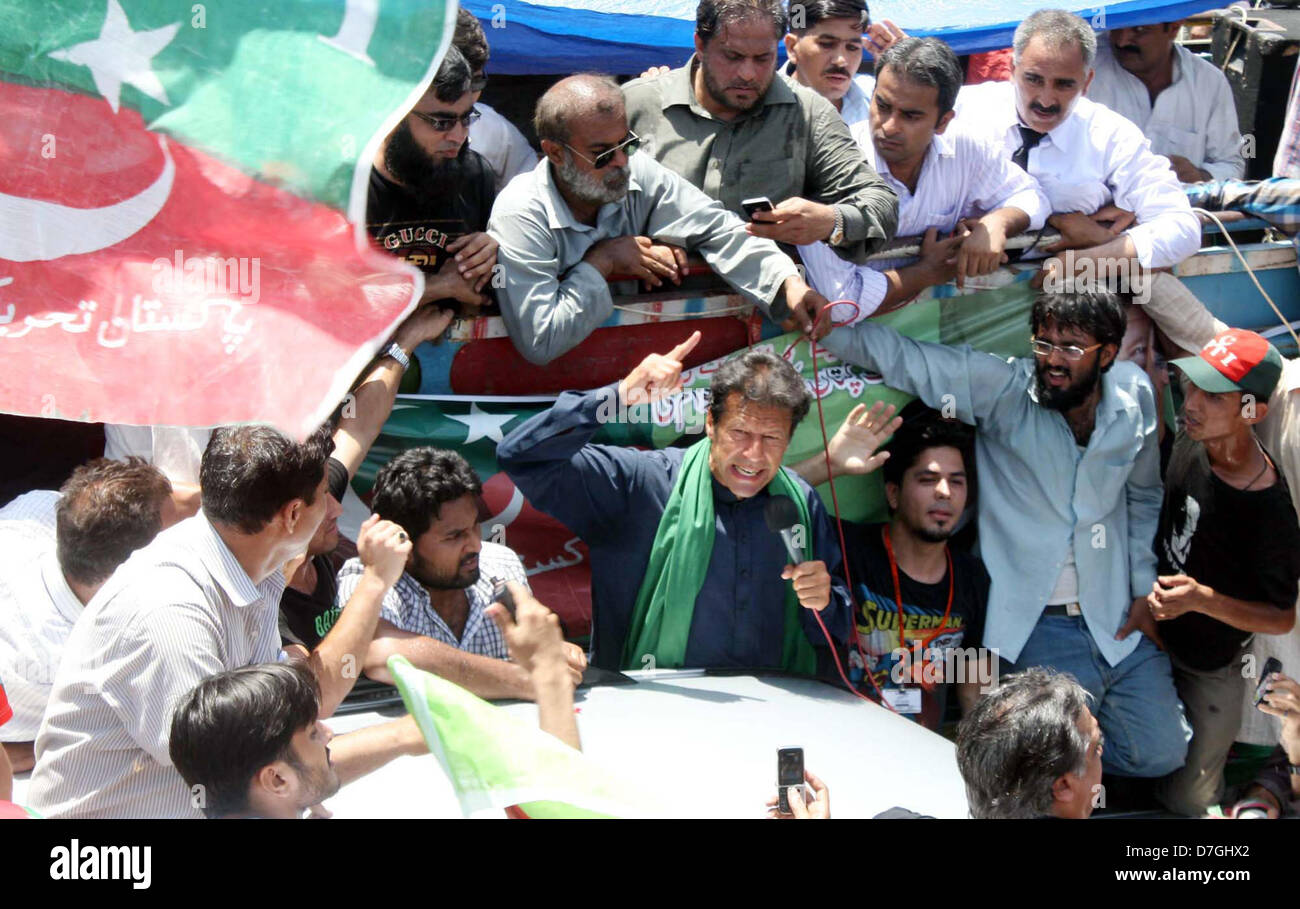 Tehreek-e-Insaf Vorsitzender, Imran Khan Adressen an seine Anhänger während seines Besuchs bei Quaid-e-Azam Muhammad Ali Jinnah Mausoleum in Karatschi auf Dienstag, 7. Mai 2013. Stockfoto