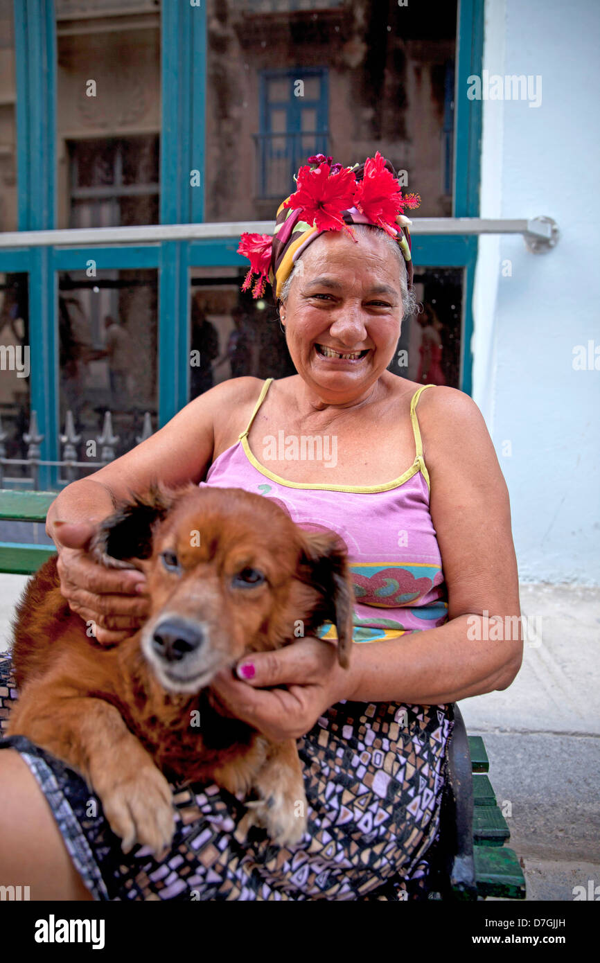 ältere Frau mit ihrem Hund auf dem Schoß, lächelnd, Havanna, Kuba, Karibik Stockfoto