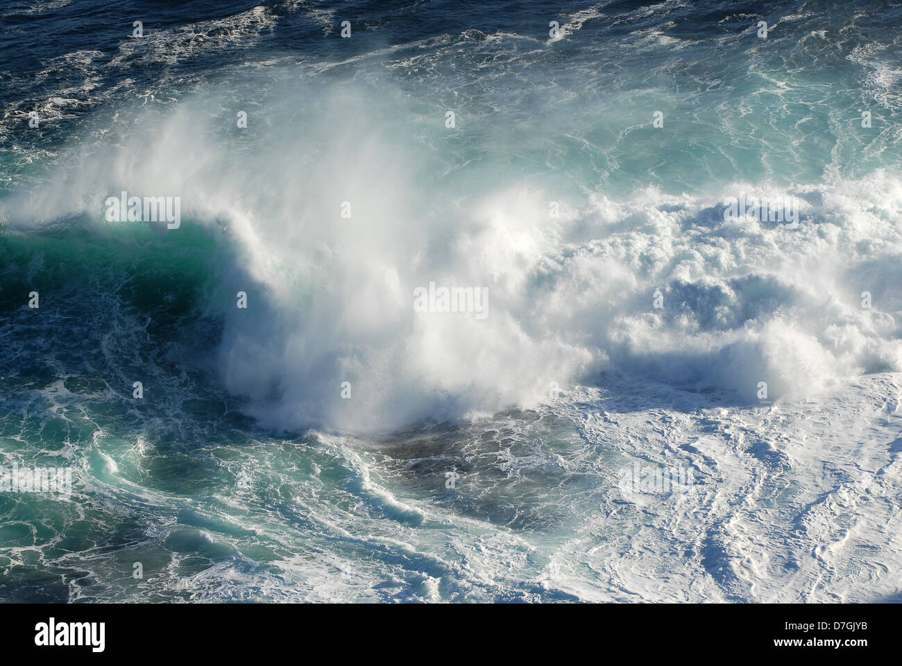 Stürmisches Wetter mit dunklen Himmel am Pazifischen Ozean. Eine große Welle kommt ans Ufer der Insel Schikotan, südlichen Kurilen, Russland Stockfoto
