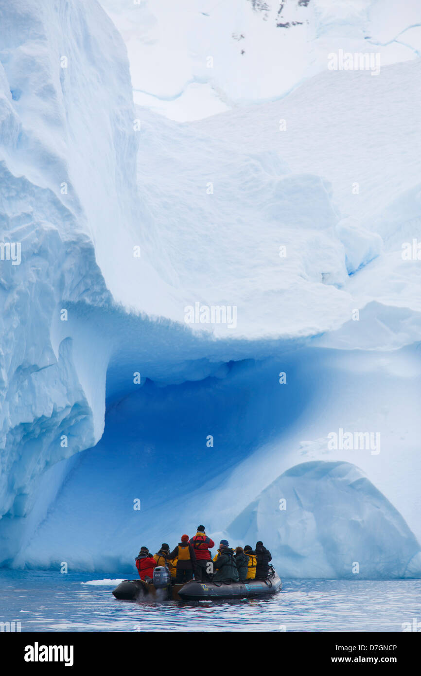 Besucher Zodiak in Cierva Bucht, Antarktis Kreuzfahrt. Stockfoto