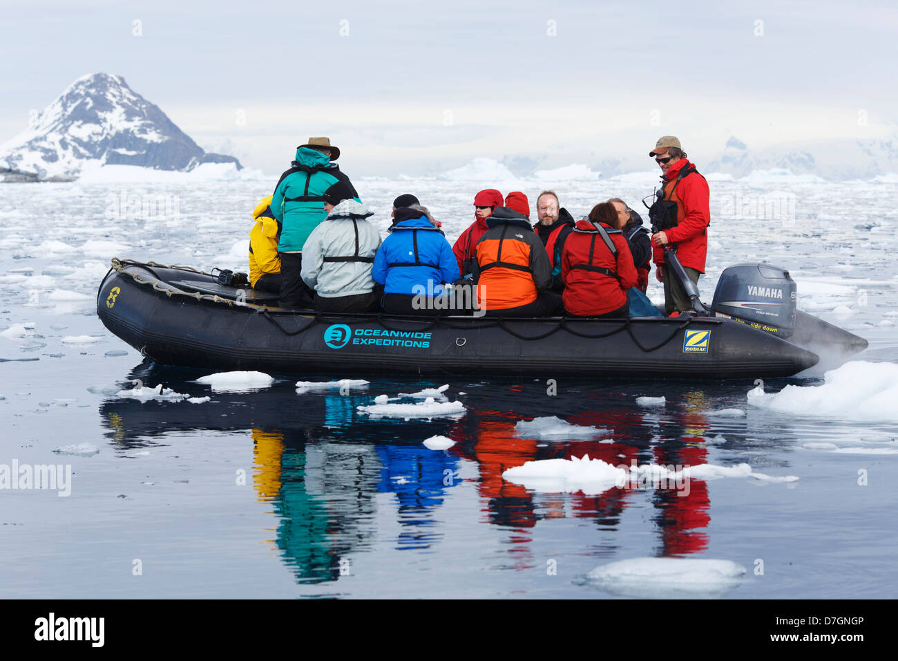 Besucher Zodiak in Cierva Bucht, Antarktis Kreuzfahrt. Stockfoto