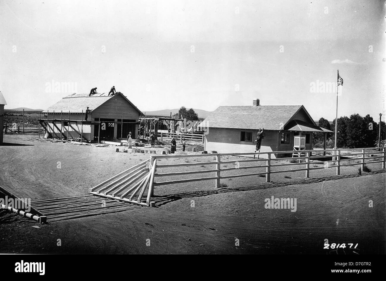 CCC-Zimmerleute werden beobachtet, wie sie ein neues Büro und ein neues ...