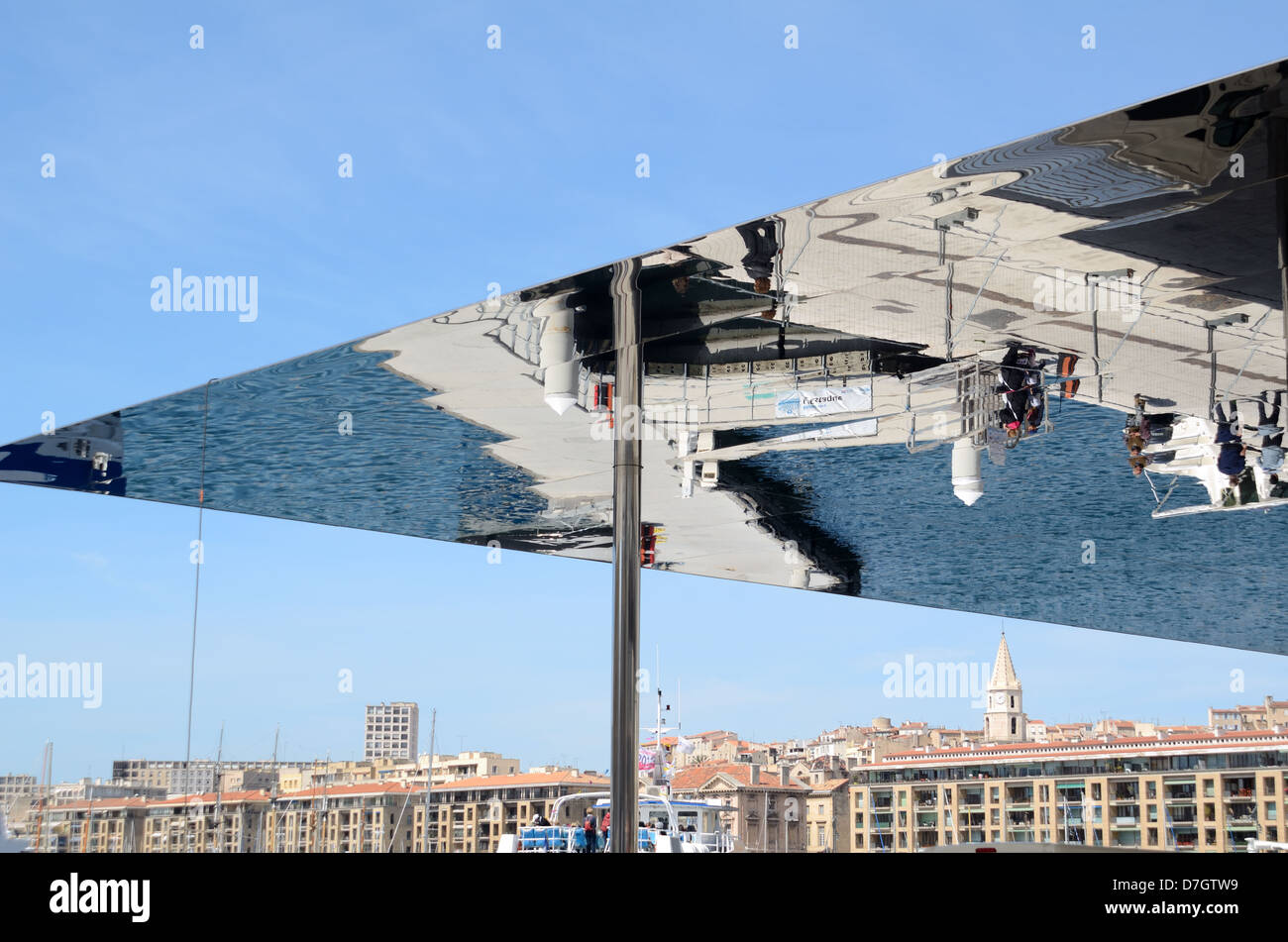 Reflexionen in Norman Foster Baldachin am Quai des Belges alten Hafen Marseille France Stockfoto
