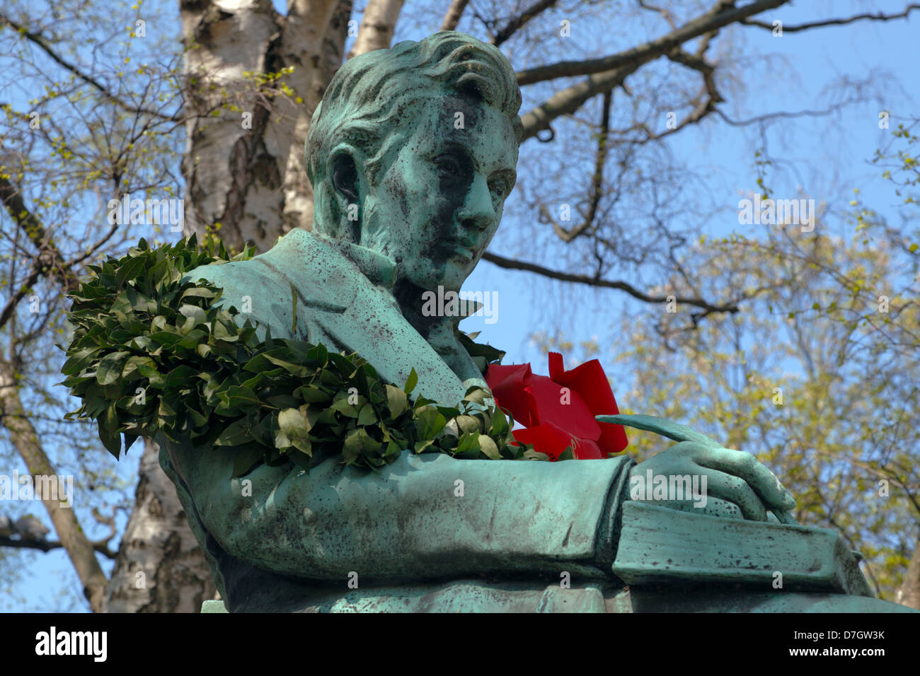 Jahrestag wreathed Statue von Søren Kierkegaard, Sören Kirkegaard, geboren am 5. Mai 1813 zum Gedenken an seinen 200. Geburtstag in der Königlichen Bibliothek Garten Stockfoto
