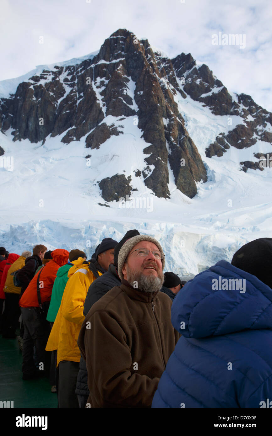 Passagiere an Bord der Eisbrecher Ortelius durch den Lemaire-Kanal, Antarktis. Stockfoto