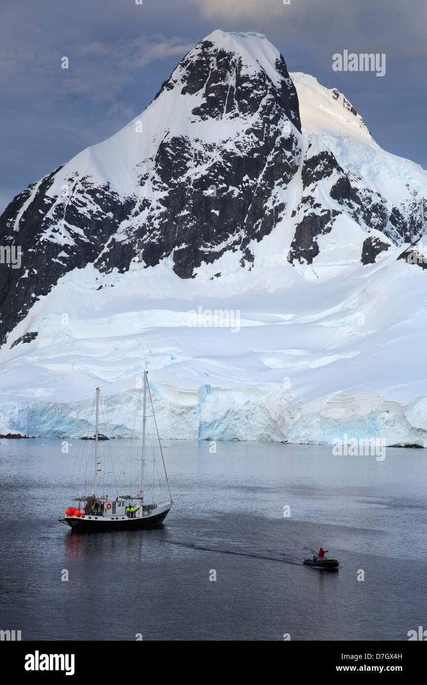 Ein Segelboot holt Oceanites Forscher Lemaire-Kanal, Antarktis. Stockfoto