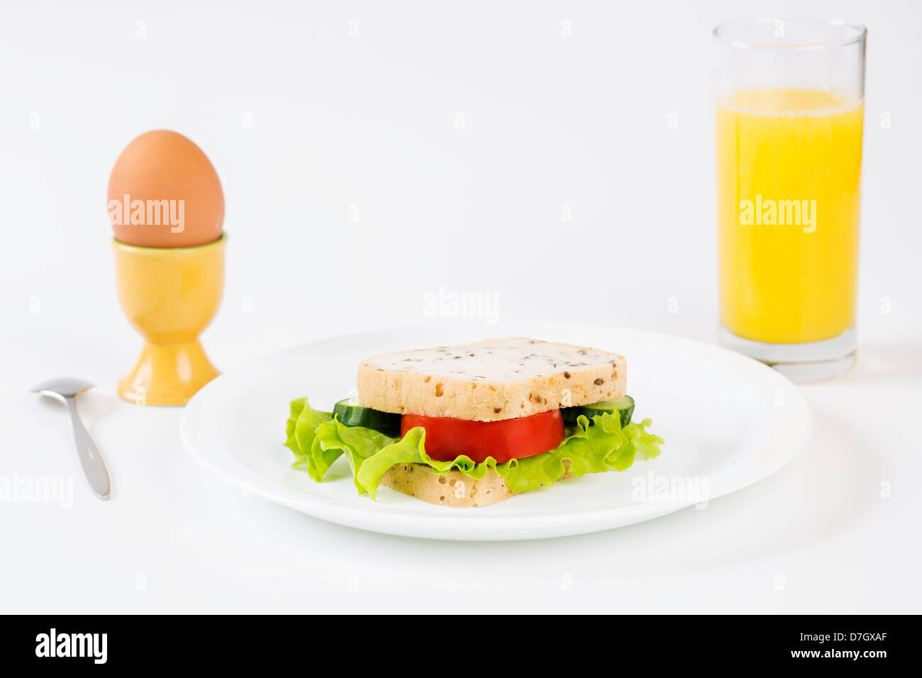 Sandwich zwischen Ei und Saft befriedigen hungrigen Magen Stockfoto