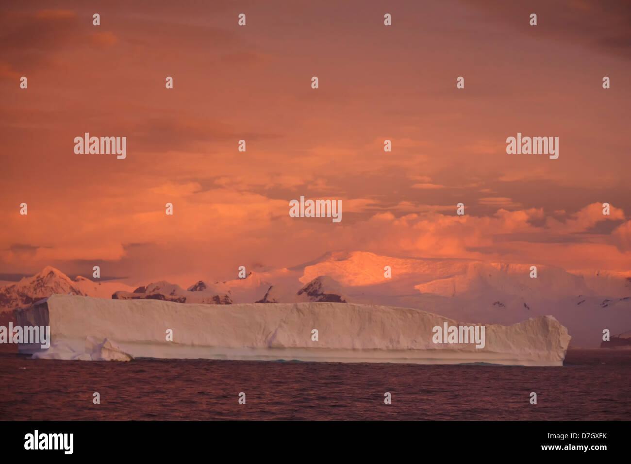 Riesige Eisberge in der Nähe des Polarkreises, Antarktis. Stockfoto