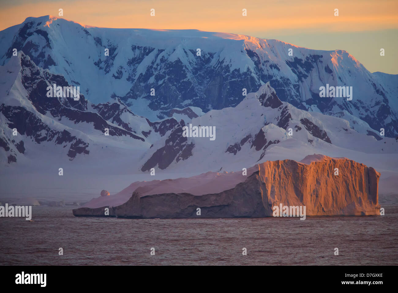 Riesige Eisberge in der Nähe des Polarkreises, Antarktis. Stockfoto