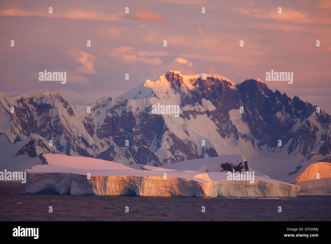 Riesige Eisberge in der Nähe des Polarkreises, Antarktis. Stockfoto