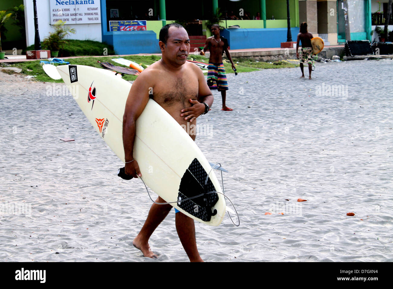 Surfer mit Surf board Stockfoto
