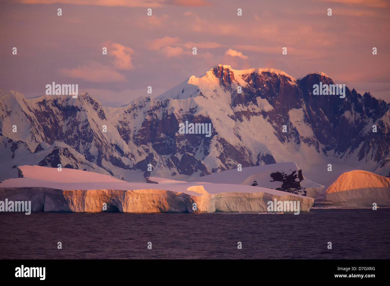 Riesige Eisberge in der Nähe des Polarkreises, Antarktis. Stockfoto