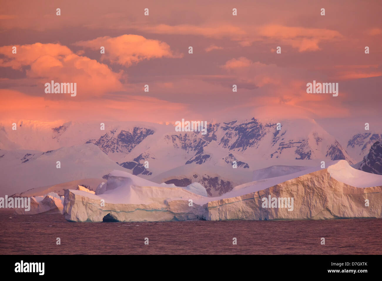 Riesige Eisberge in der Nähe des Polarkreises, Antarktis. Stockfoto