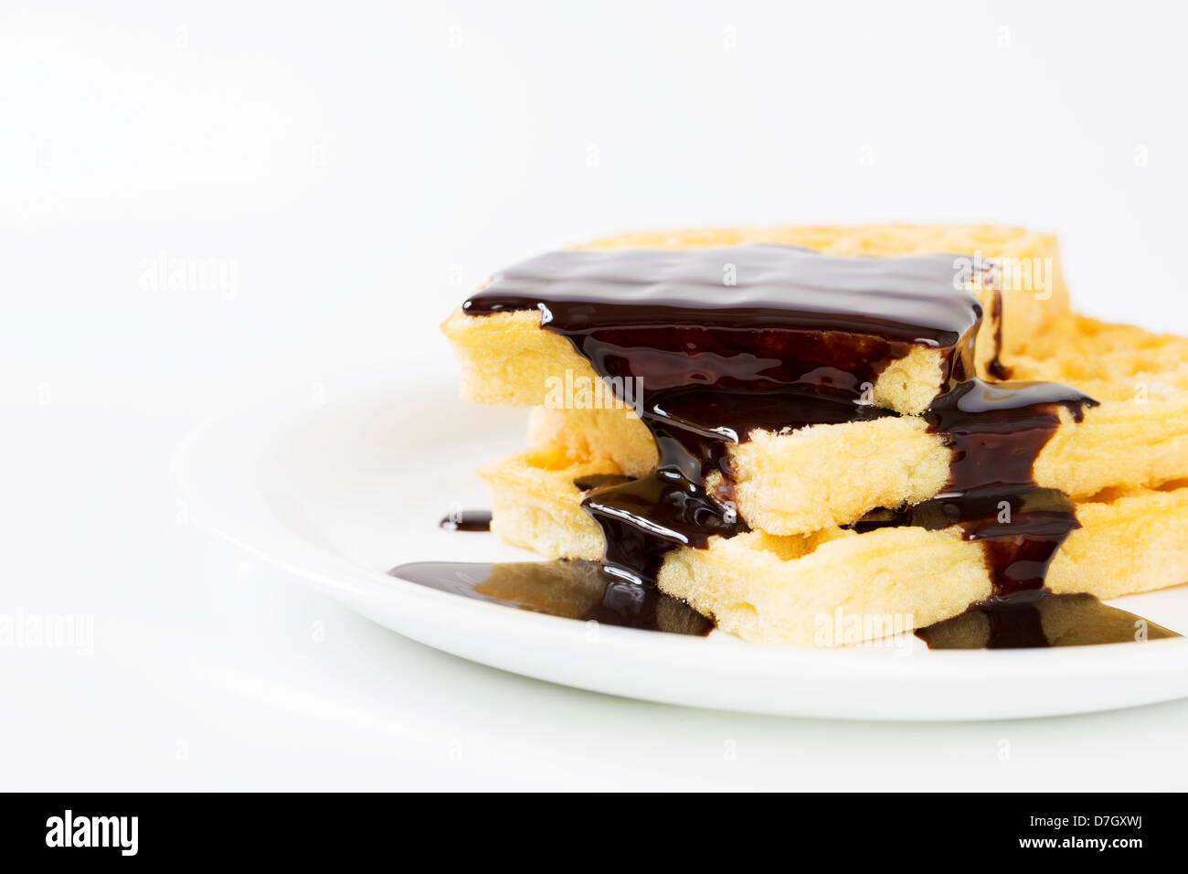 Softie-Wafer von geschmolzener dunkler Schokolade gegossen Stockfoto