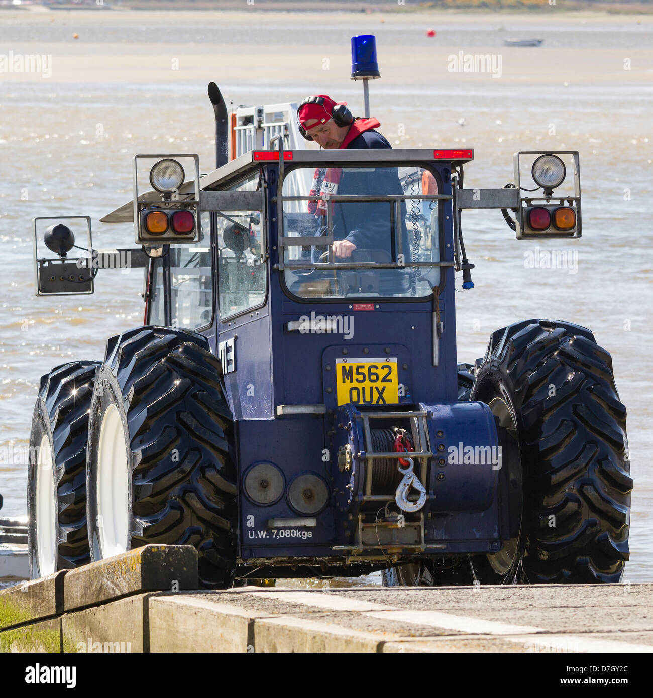 RNLI Start- und Landesystem Fahrzeug Traktor auf Mudeford Slipanlage Stockfoto