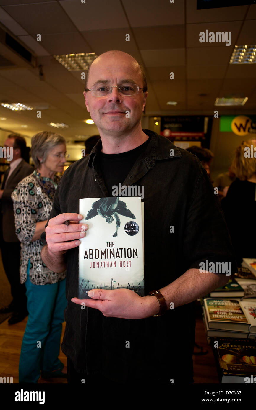 Oxford, UK. 7. Mai 2013. Autor Jonathan Holt fördert sein neue Buch The Abomination auf Waterstones Buchhandlung, Oxford. Bildnachweis: Alamy Live-Nachrichten Stockfoto