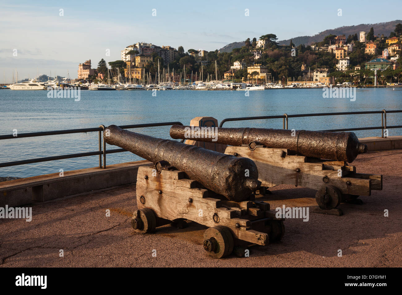 Mittelalterliche Kanonen in Rapallo ist Kurort in den Golf von Tigullio, der Provinz von Genua, Ligurien, Italien Stockfoto