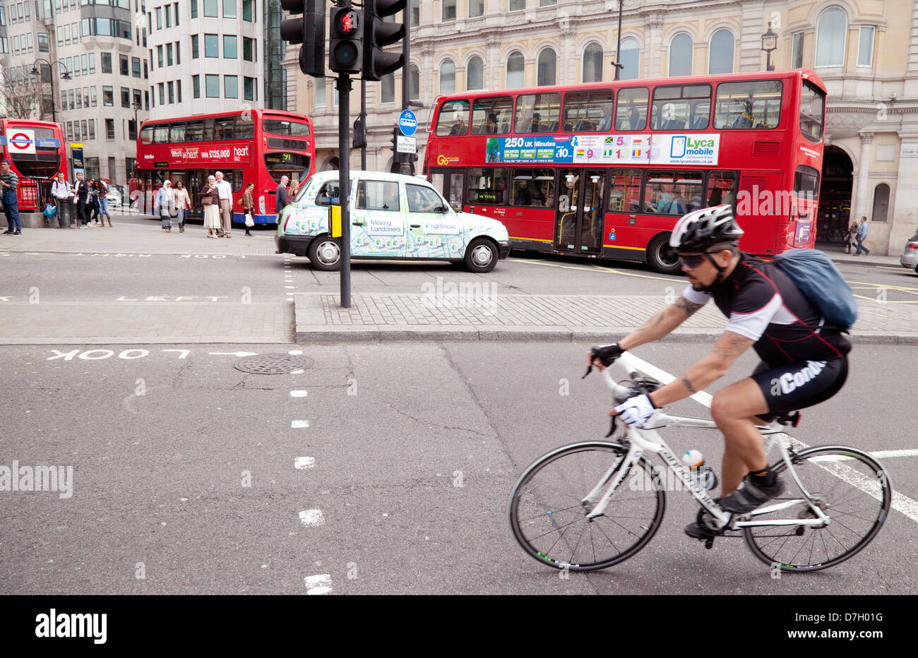 Fahrradstraßenszene in London - Ein Radfahrer, der auf dem Trafalgar Square, im Zentrum von London, England, Fahrrad fährt Stockfoto