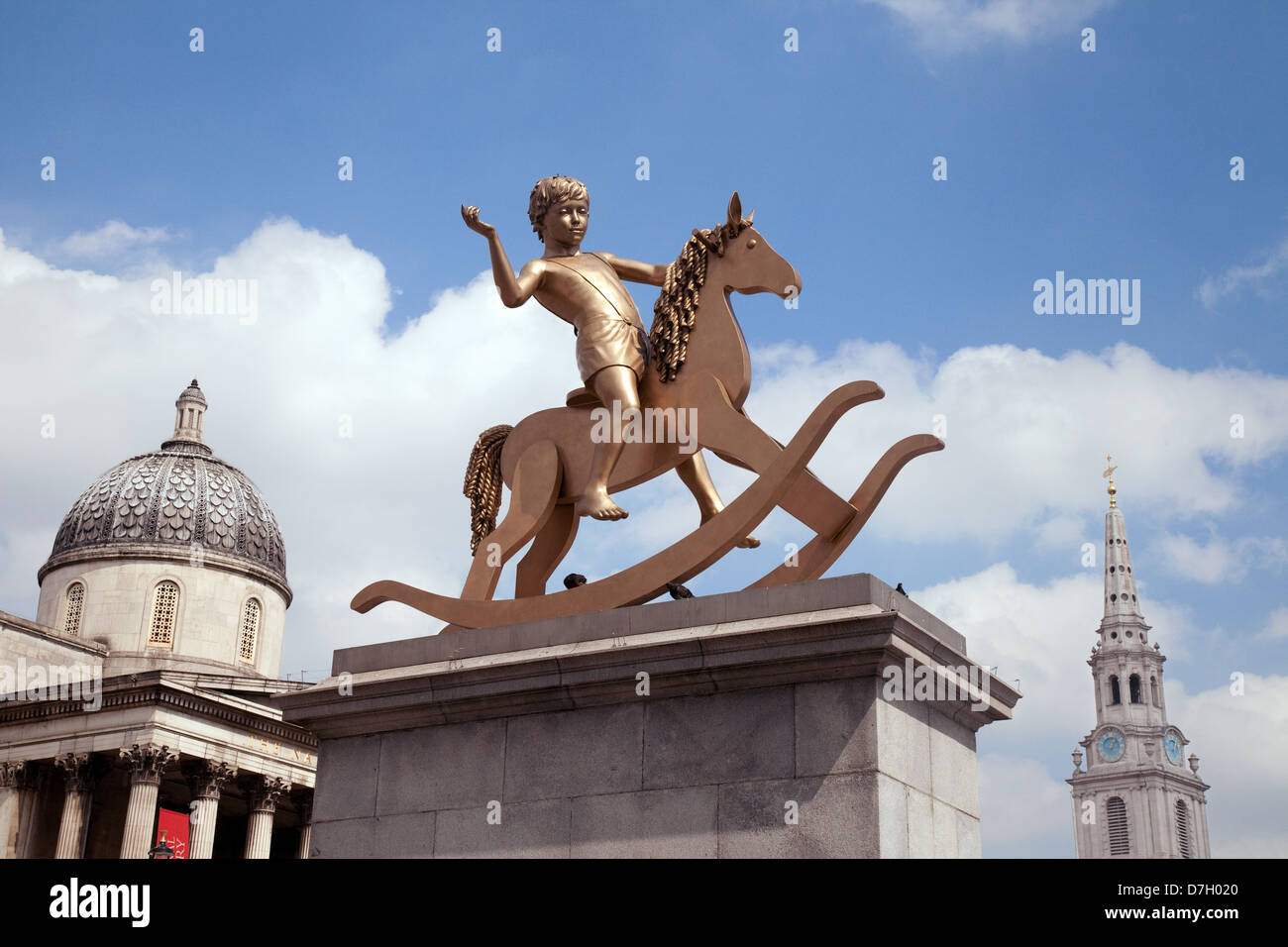 Machtlos Strukturen - eine Bronzestatue eines jungen auf einem Schaukelpferd auf dem Fourth Plinth, Trafalgar Square London UK 2013 Stockfoto