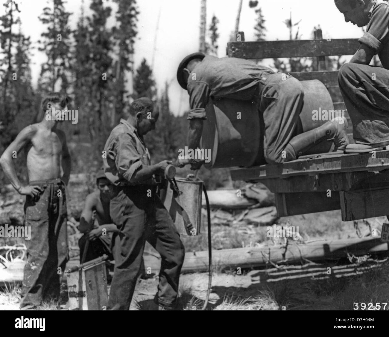 Füllung Rucksack Wasser Sprayer an der Mokst Butte Feuer, Deschutes National Forest, Oregon Stockfoto