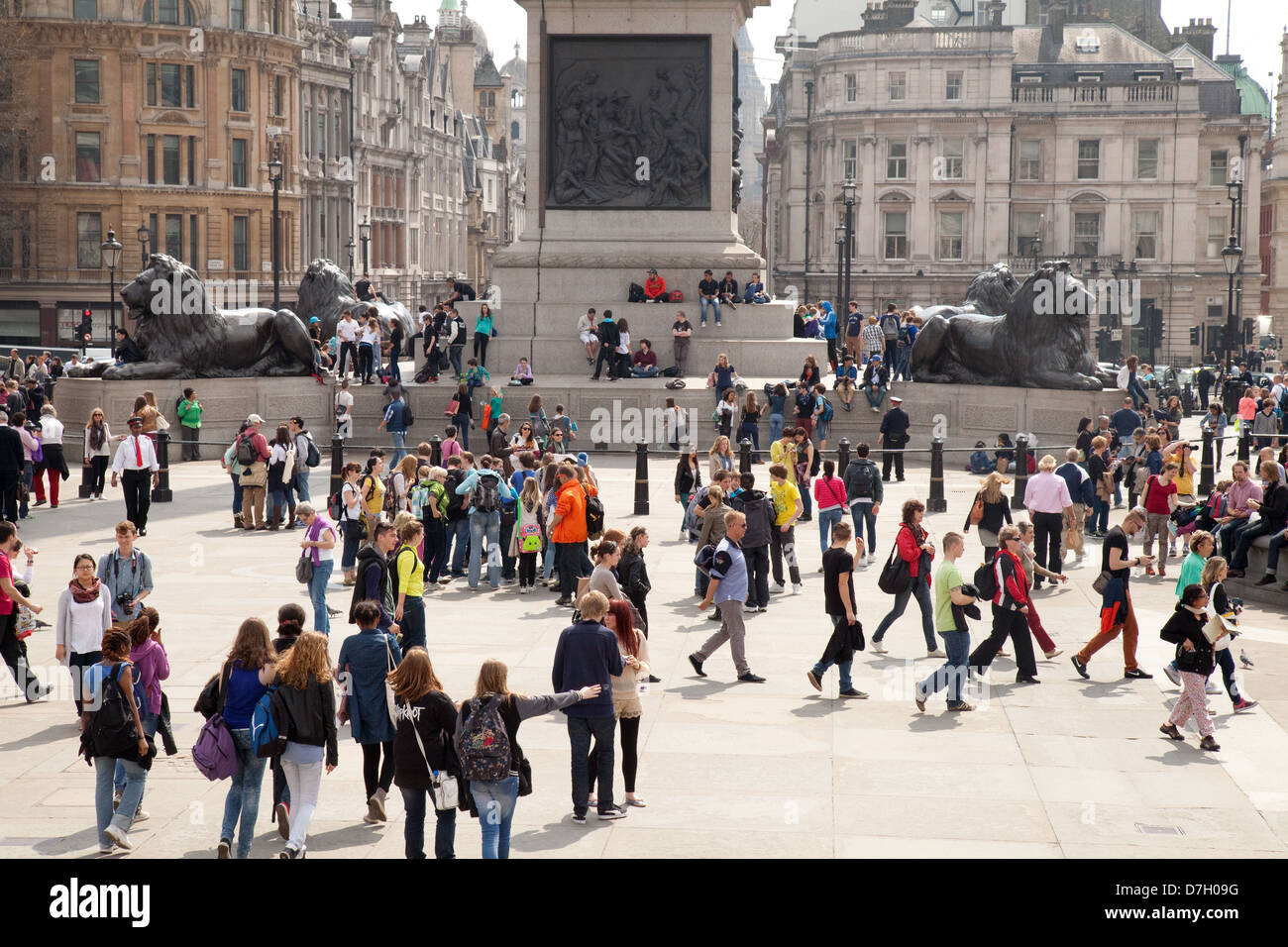 Massen von Menschen auf dem Trafalgar Square im Frühjahr, London WC2, central London, UK Stockfoto