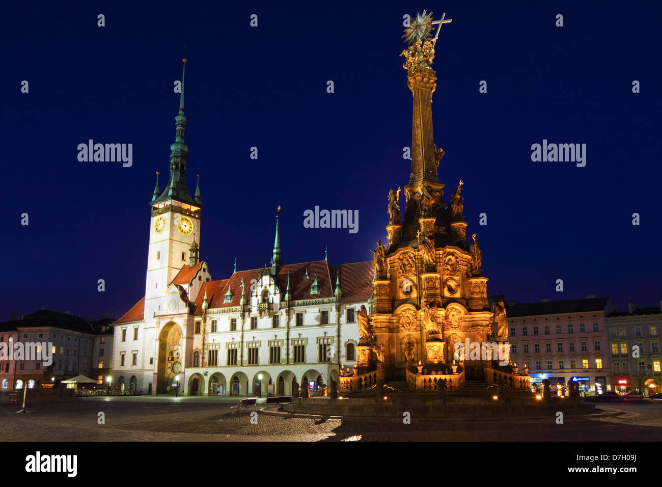 Heilige Dreifaltigkeit und Rathaus in der Nacht. Olmütz, Mähren, Tschechische Republik Stockfoto