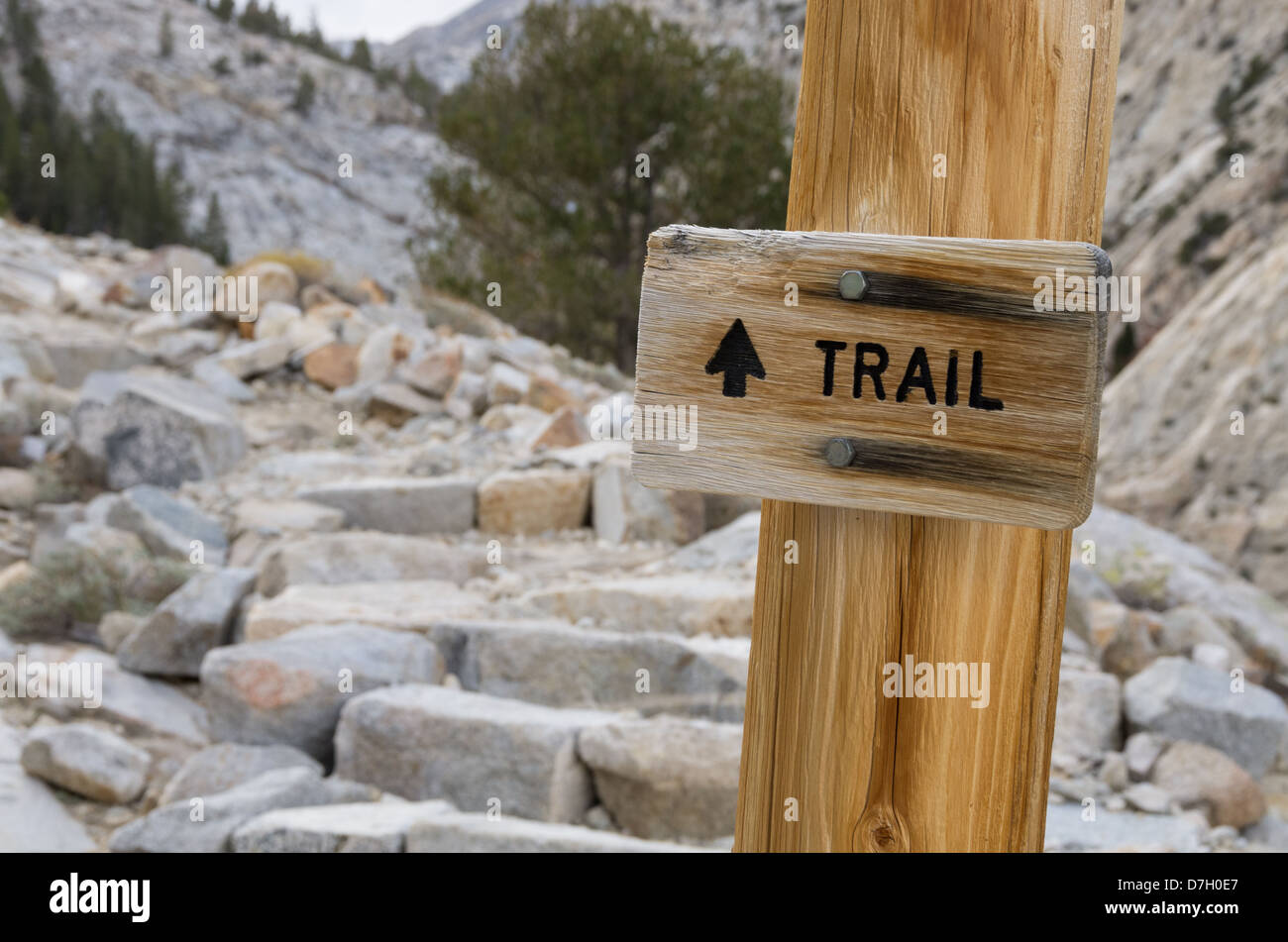 hölzerne Trail Schild mit Granit Trail im Hintergrund Stockfoto