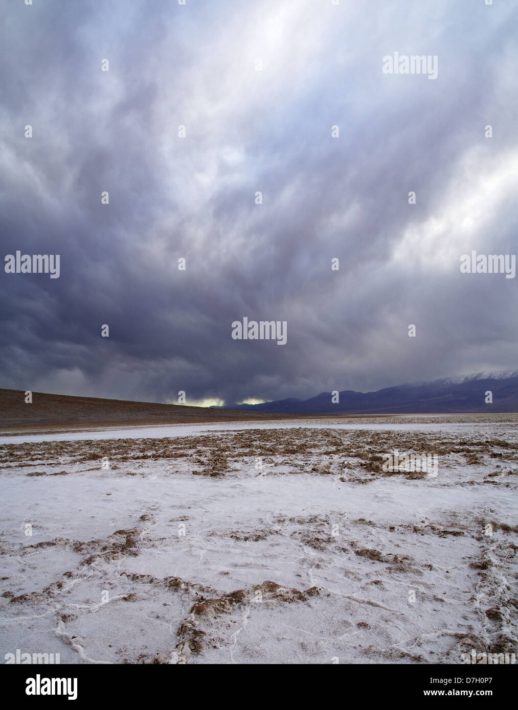 Badwater im Death Valley Salzpfanne mit dramatischen grauen Wolken Stockfoto