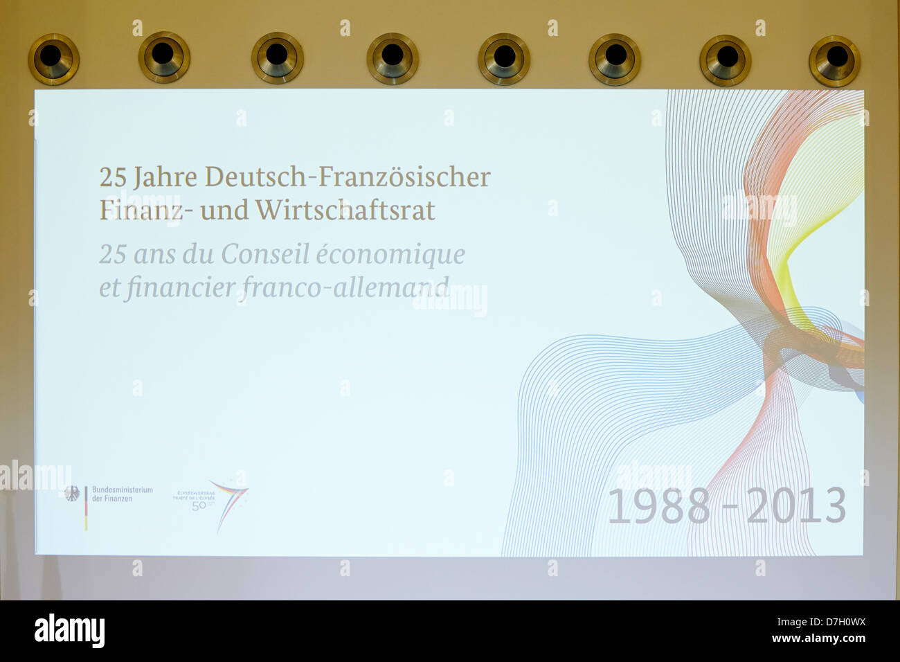 Berlin, Deutschland. 7. Mai 2013. Eine Pressekonferenz findet statt an das Bundesministerium der Finanzen in Berlin anlässlich des 25-jährigen Jubiläums des Deutsch-französischer Finanz- und Wirtschaftsrat unter Beteiligung der deutschen Bundesfinanzminister, Wolfgang Schäuble, der Präsident der Deutschen Bundesbank, Jens Weidmann, der französische Minister für Wirtschaft, Finanzen und Außenhandel, Pierre Moscovici und Präsident der Bank von Frankreich Christian Noyer. Stockfoto