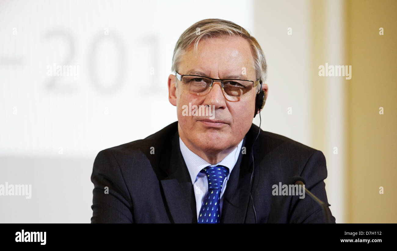 Berlin, Deutschland. 7. Mai 2013. Eine Pressekonferenz findet statt an das Bundesministerium der Finanzen in Berlin anlässlich des 25-jährigen Jubiläums des Deutsch-französischer Finanz- und Wirtschaftsrat unter Beteiligung der deutschen Bundesfinanzminister, Wolfgang Schäuble, der Präsident der Deutschen Bundesbank, Jens Weidmann, der französische Minister für Wirtschaft, Finanzen und Außenhandel, Pierre Moscovici und Präsident der Bank von Frankreich Christian Noyer. Bild: Präsident der Banque de France, Christian Noyer. Stockfoto
