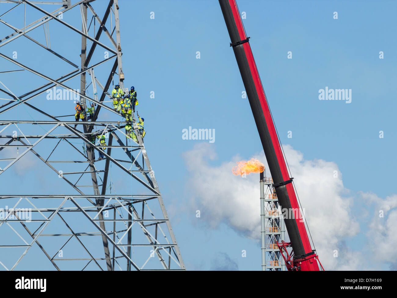 Arbeitnehmer, die Bau von 145m Pylon Stromleitungen tragen über den Fluss Tees bei Middlesbrough, Cleveland, England, UK Stockfoto