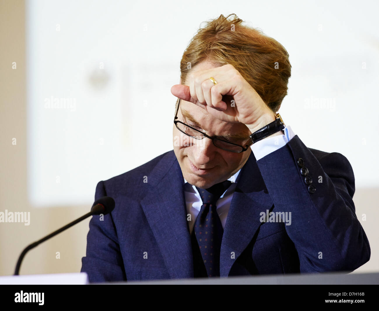 Berlin, Deutschland. 7. Mai 2013. Eine Pressekonferenz findet statt an das Bundesministerium der Finanzen in Berlin anlässlich des 25-jährigen Jubiläums des Deutsch-französischer Finanz- und Wirtschaftsrat unter Beteiligung der deutschen Bundesfinanzminister, Wolfgang Schäuble, der Präsident der Deutschen Bundesbank, Jens Weidmann, der französische Minister für Wirtschaft, Finanzen und Außenhandel, Pierre Moscovici und Präsident der Bank von Frankreich Christian Noyer. Bild: Jens Weidmann, Präsident der Deutschen Bundesbank, Schweiß während der gemeinsamen Pressekonferenz in Berlin. Stockfoto