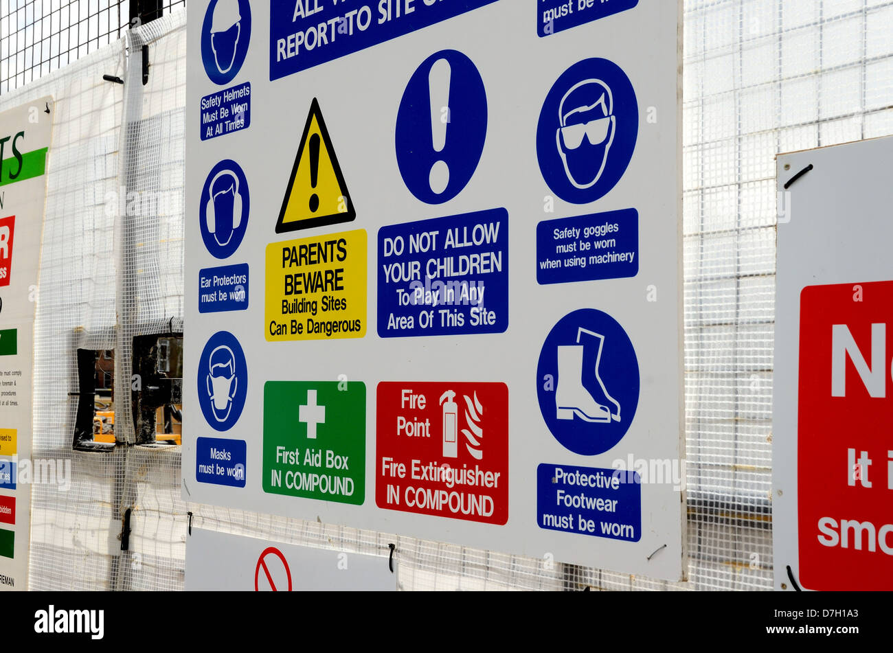 Eine Vielzahl von Gesundheit und Sicherheit Warnzeichen auf Tor zu einer Baustelle Stockfoto