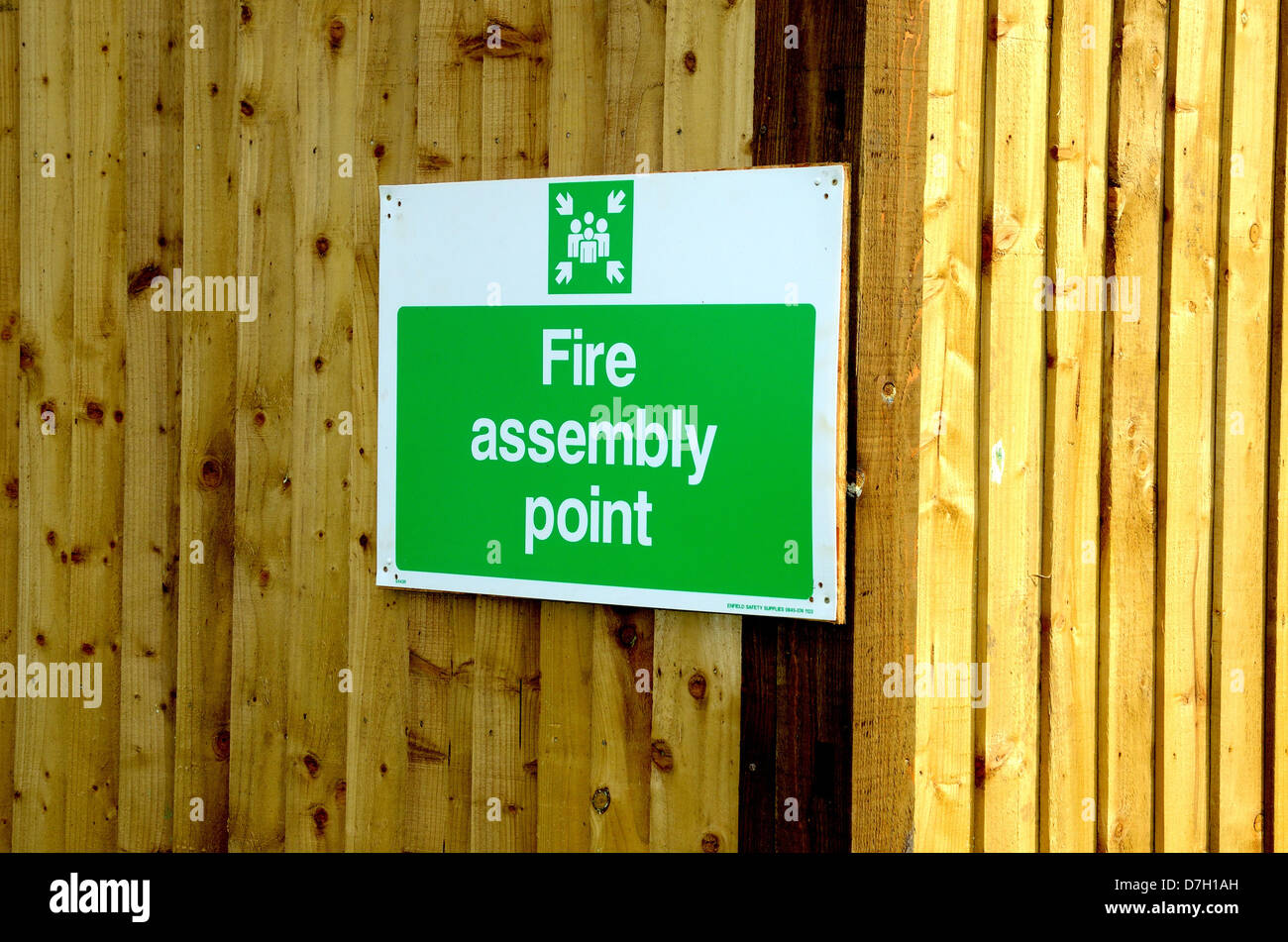 "Feuer-Sammelplatz" melden Sie auf hölzernen Zäune Stockfoto