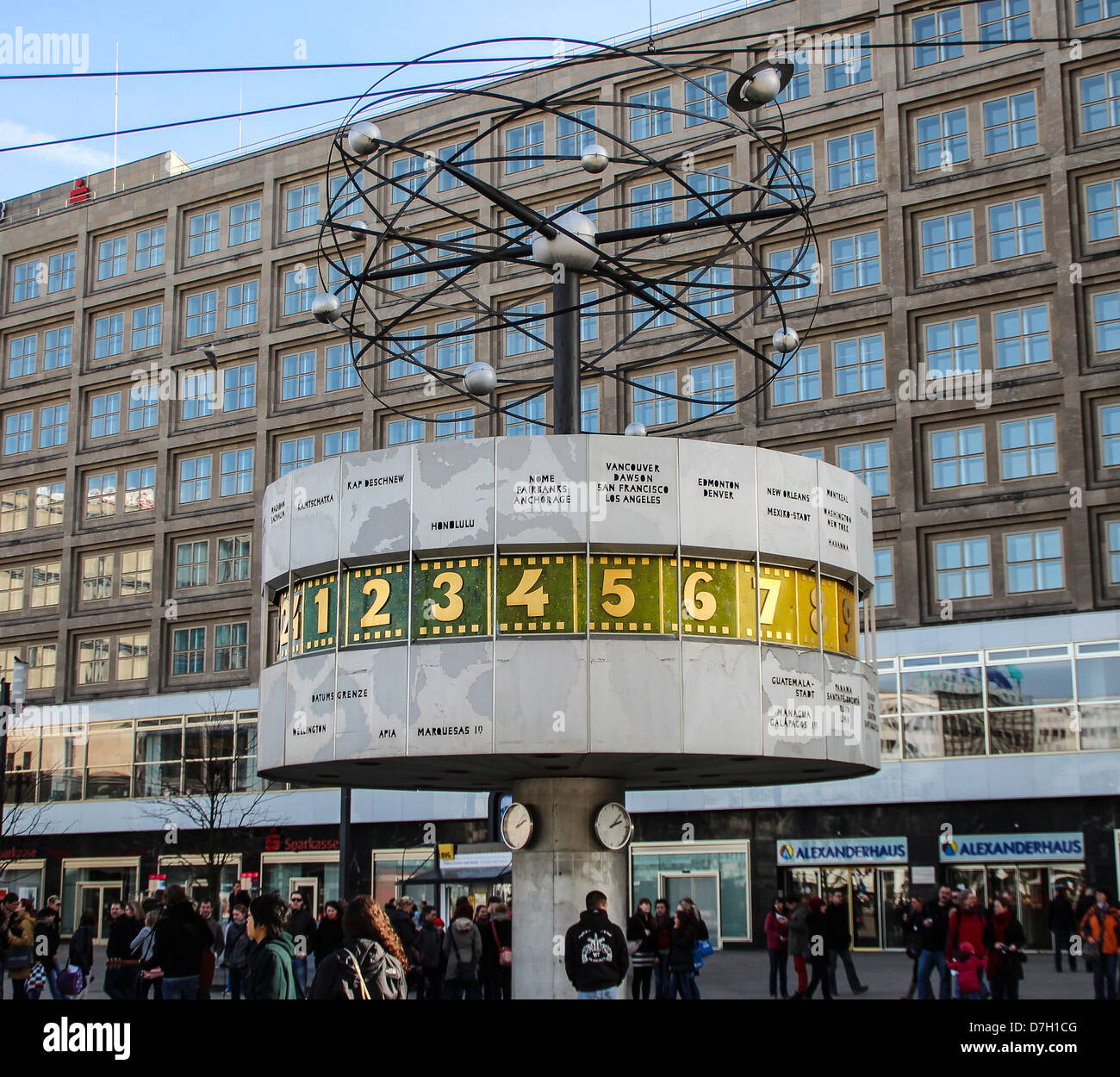 Die Uhr in der Welt von Eric John zum Alexanderplatz in Berlin, Deutschland Stockfoto