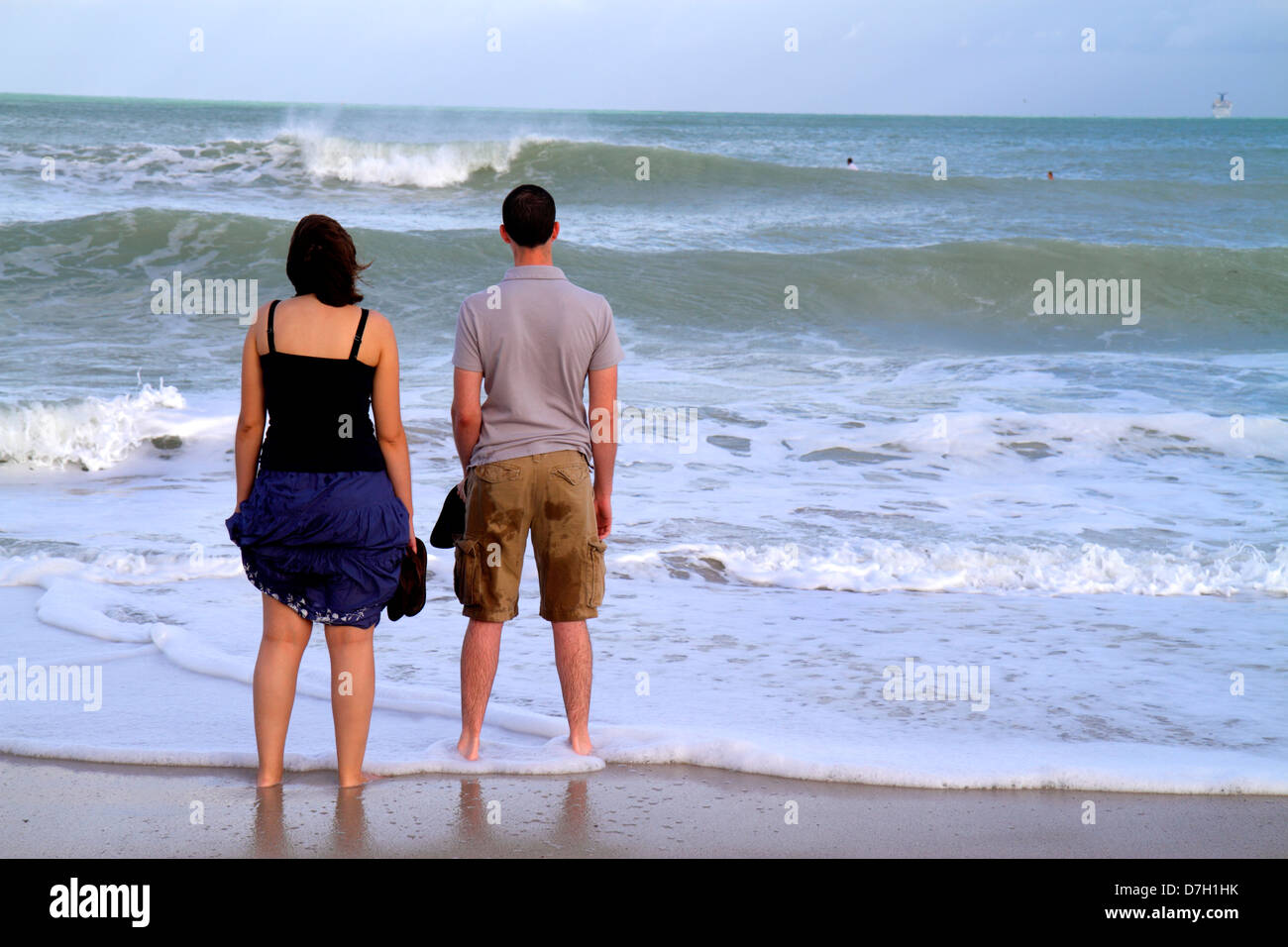 Miami Beach Florida, Atlantik, Wasser, öffentlich, Strand, Ufer, Surfen, Wellen, Wasser, Wasser, Frau weibliche Frauen, Mann Männer, Paar, stehend, anstarren, starren, Stockfoto