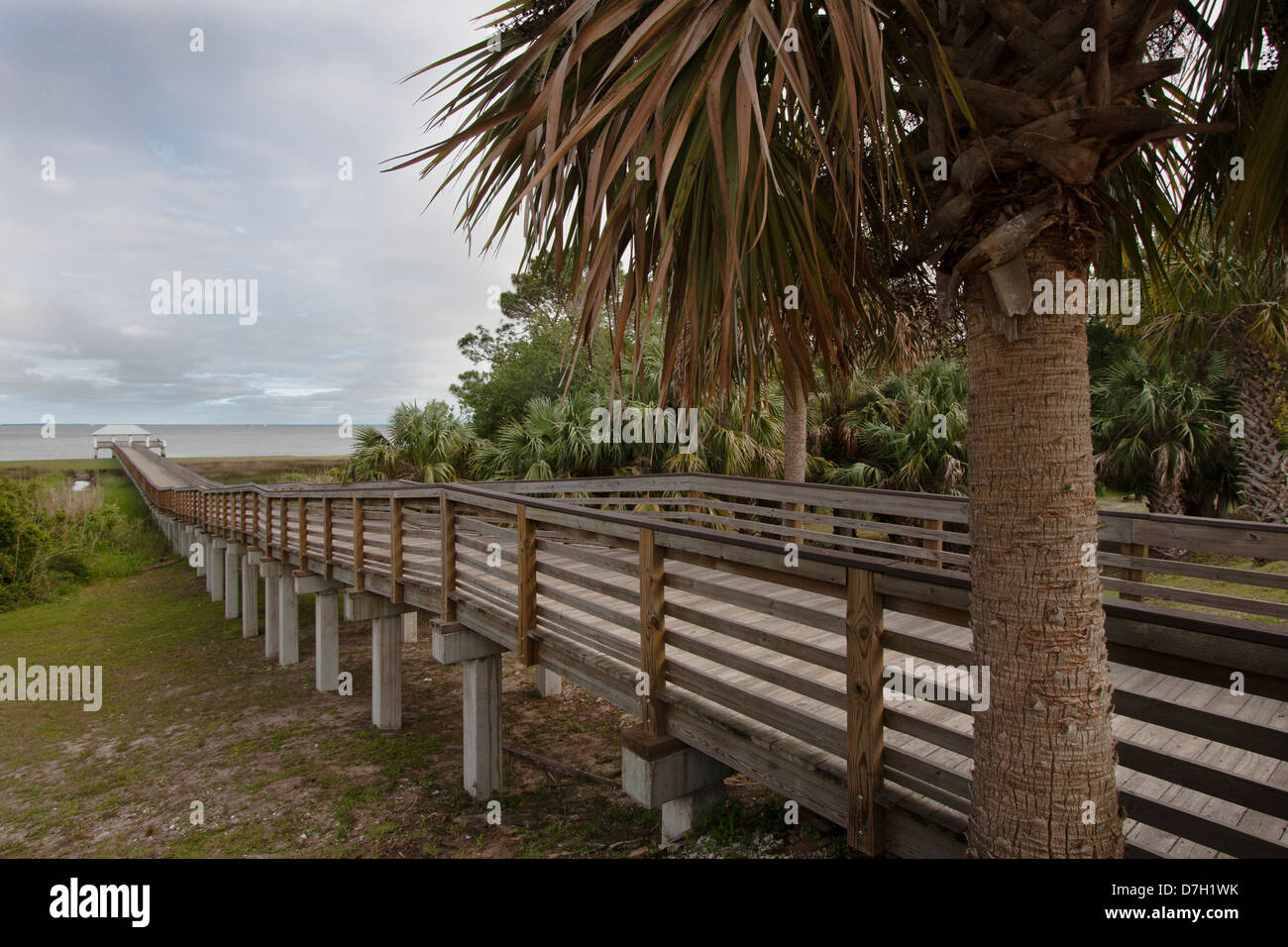 Der Pier am Lafayette Park in Apalachicola, Florida, USA bietet kühle Brise und einen weitläufigen Blick auf die Bucht. Stockfoto