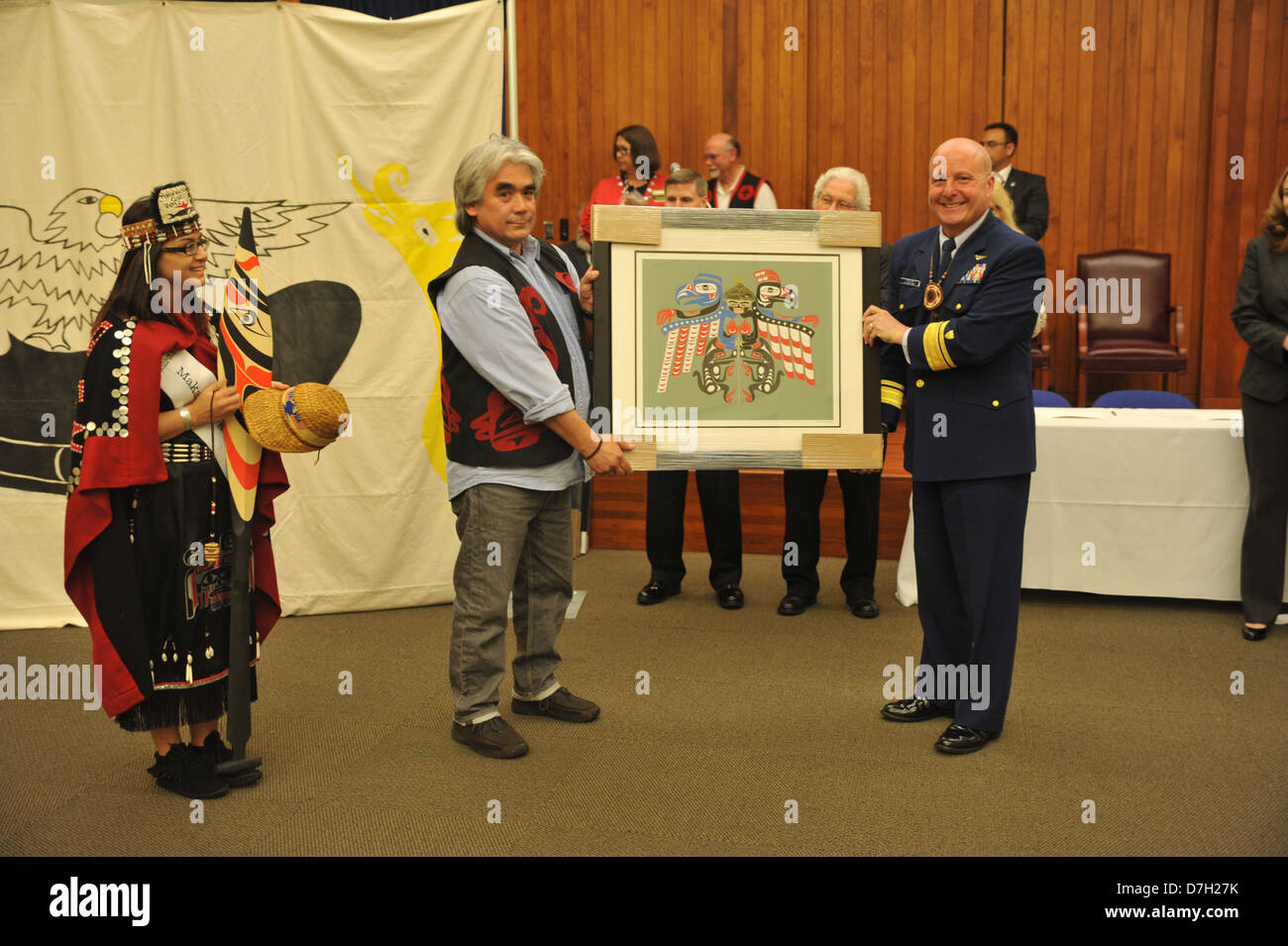 Makah-Indianer-Stamm-Mitglieder Geschenk ein zum Rear Admiral Keith A. Taylor Stockfoto
