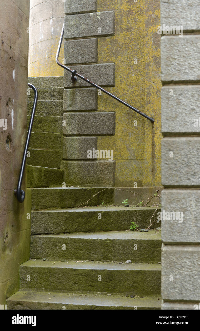 Steinstufen in stillgelegten Gebäude Stockfoto