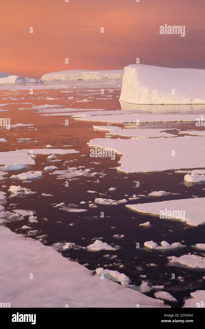 Sunset / Sunrise wie wir unterhalb des Polarkreises, Antarktis Reisen. Stockfoto