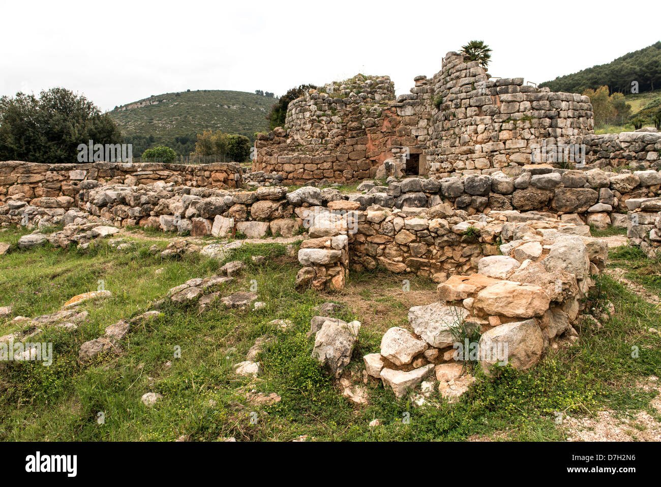 Die Nuraghe di Palmavera ist eines der größten und wichtigsten nuragischen Stätten auf der Insel Sardinien in Italien Stockfoto