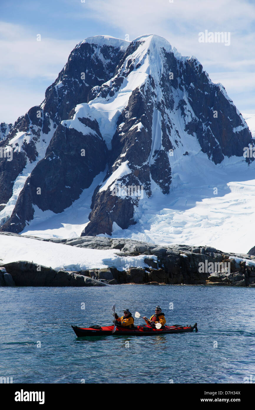 Kajakfahrer auf Petermann Island, Antarktis. Stockfoto
