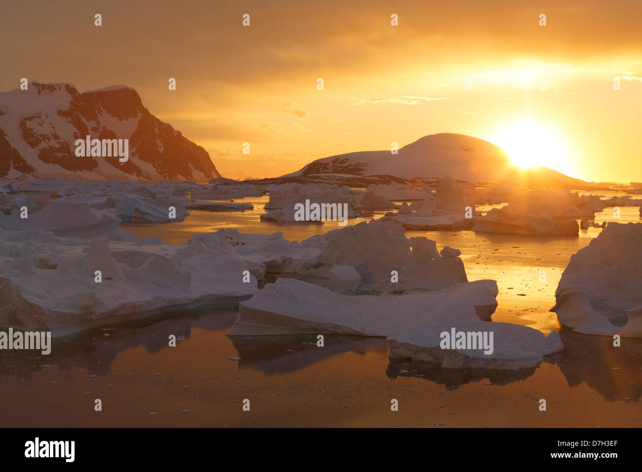 Riesige Eisberge bei Sonnenuntergang im Meer Bellinghausen, von Booth Island, Antarktis. Stockfoto