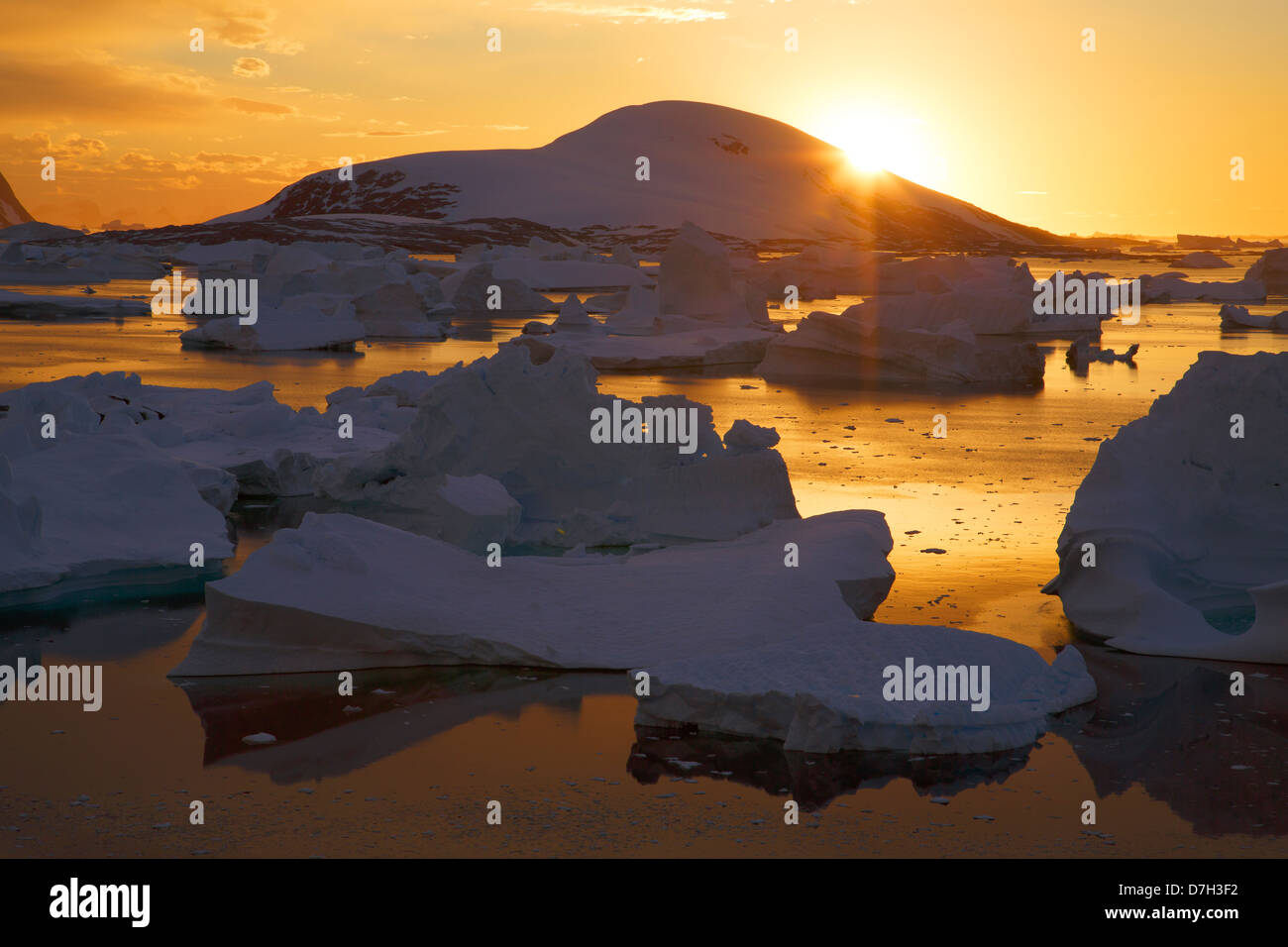 Riesige Eisberge bei Sonnenuntergang im Meer Bellinghausen, von Booth Island, Antarktis. Stockfoto