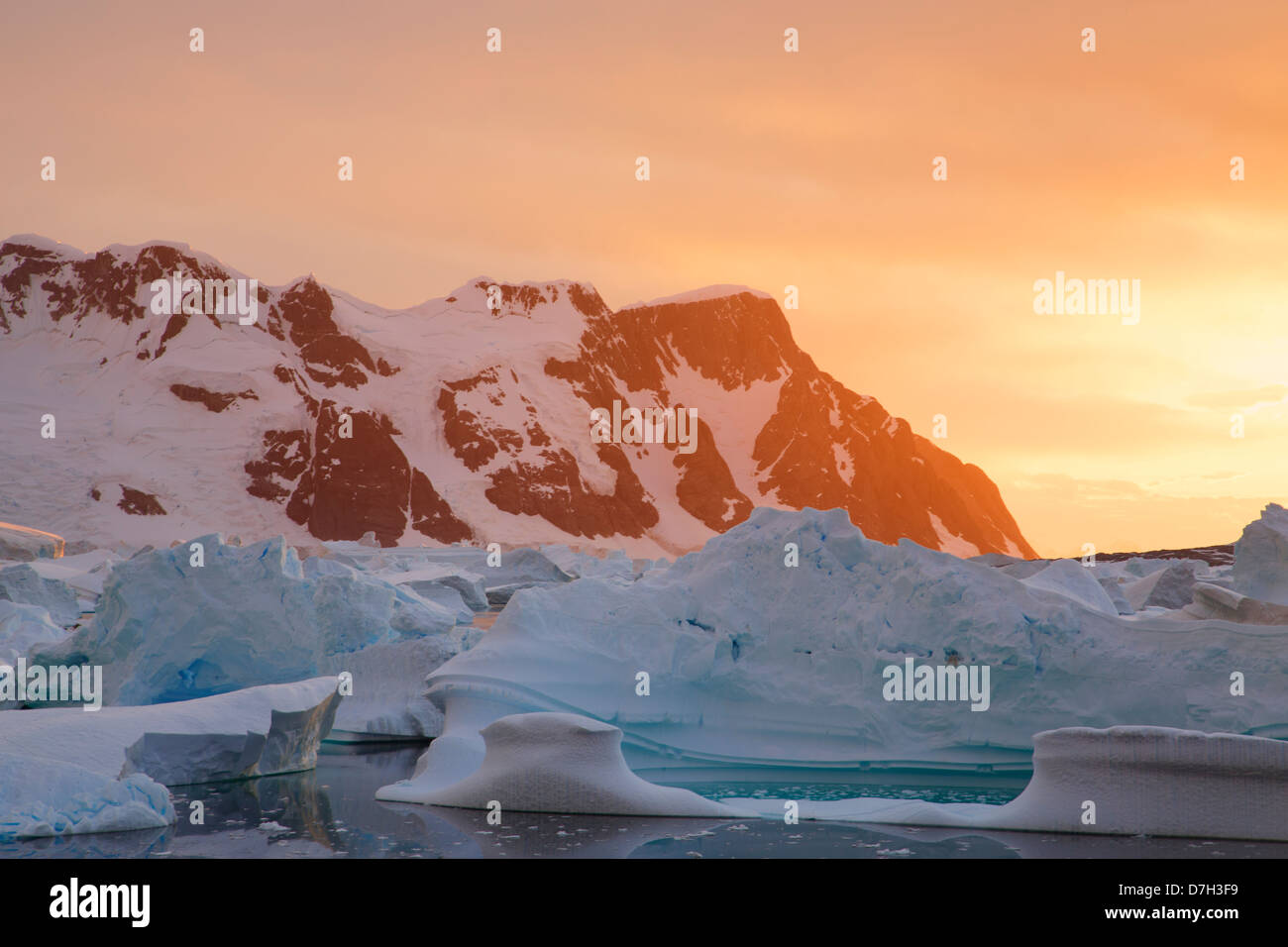 Riesige Eisberge bei Sonnenuntergang im Meer Bellinghausen, von Booth Island, Antarktis. Stockfoto