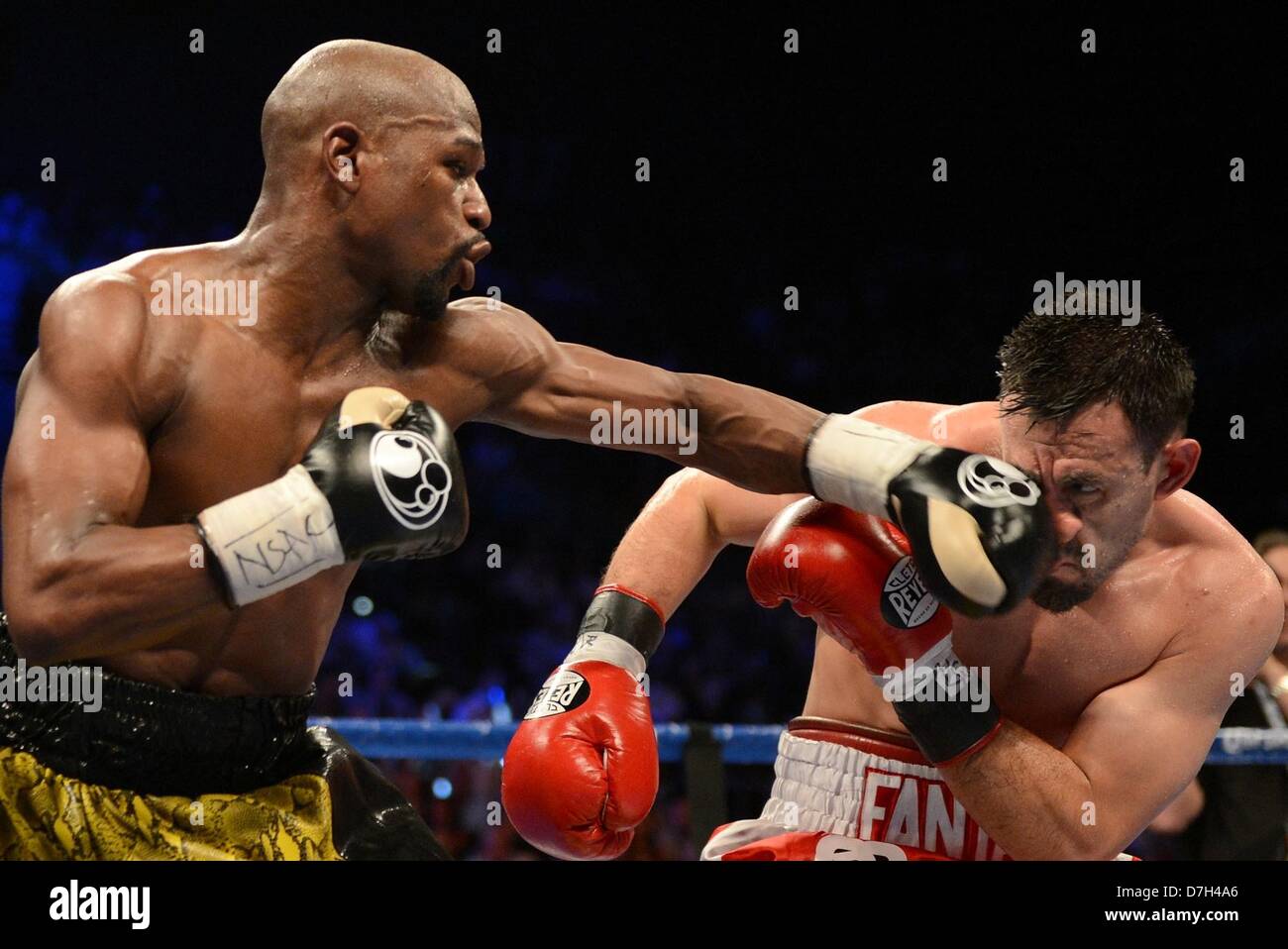 (L-R) Floyd Mayweather Jr., Robert Guerrero (USA), 4. Mai 2013 - Boxen: Floyd Mayweather Jr. der Vereinigten Staaten Hits Robert Guerrero der Vereinigten Staaten während der WBC-Titel im Weltergewicht Kampf im MGM Grand Garden Arena in Las Vegas, Nevada, Vereinigte Staaten von Amerika. (Foto von Naoki Fukuda/AFLO) Stockfoto