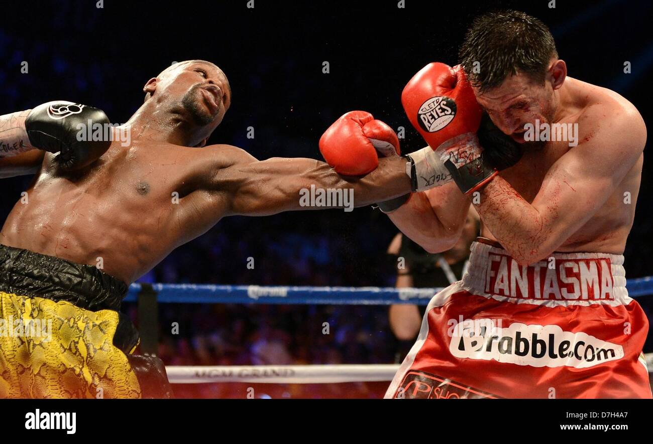 (L-R) Floyd Mayweather Jr., Robert Guerrero (USA), 4. Mai 2013 - Boxen: Floyd Mayweather Jr. der Vereinigten Staaten Hits Robert Guerrero der Vereinigten Staaten während der WBC-Titel im Weltergewicht Kampf im MGM Grand Garden Arena in Las Vegas, Nevada, Vereinigte Staaten von Amerika. (Foto von Naoki Fukuda/AFLO) Stockfoto