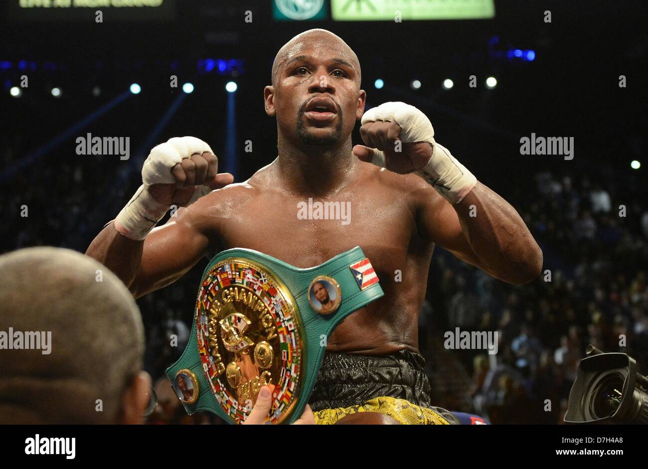 Floyd Mayweather Jr. (USA), 4. Mai 2013 - Boxen: Floyd Mayweather feiert Jr. der Vereinigten Staaten nach dem Gewinn des WBC-Titel im Weltergewicht Kampfes im MGM Grand Garden Arena in Las Vegas, Nevada, Vereinigte Staaten von Amerika. (Foto von Naoki Fukuda/AFLO) Stockfoto
