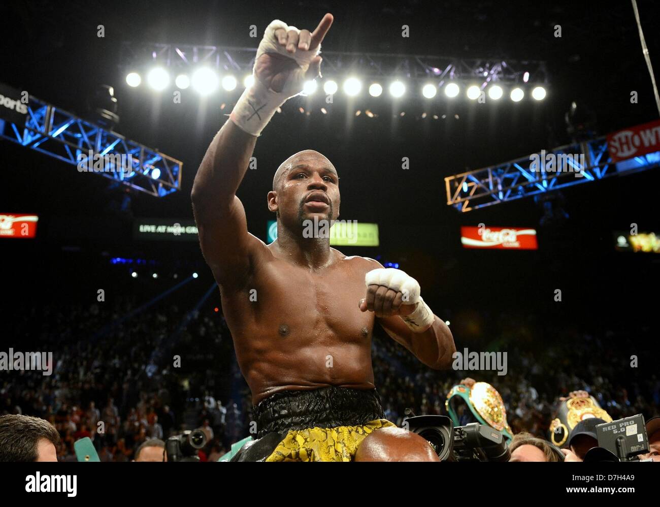 Floyd Mayweather Jr. (USA), 4. Mai 2013 - Boxen: Floyd Mayweather feiert Jr. der Vereinigten Staaten nach dem Gewinn des WBC-Titel im Weltergewicht Kampfes im MGM Grand Garden Arena in Las Vegas, Nevada, Vereinigte Staaten von Amerika. (Foto von Naoki Fukuda/AFLO) Stockfoto